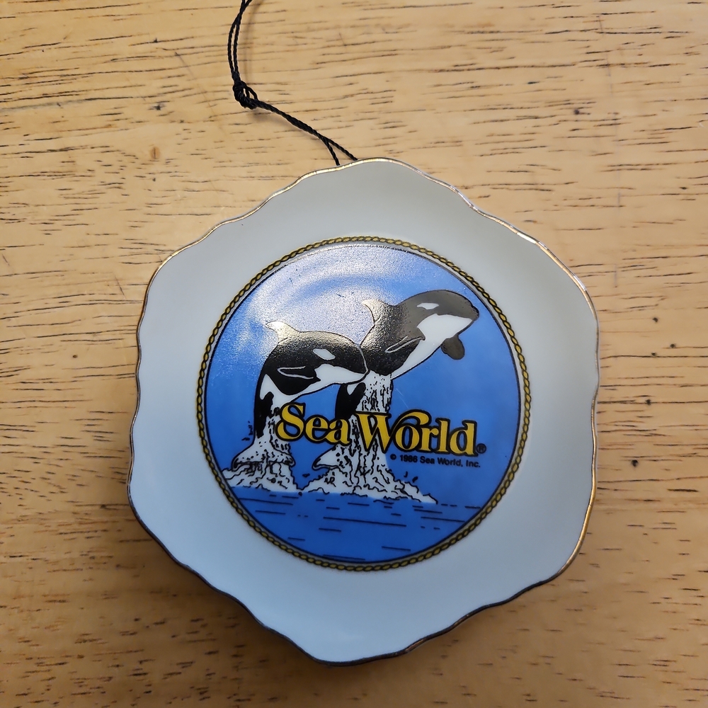 Vintage 1988 SeaWorld Orca Killer Whale Mini Plate Ornament 4 Inch Korea ms85